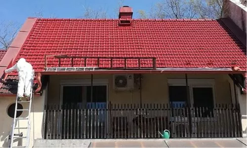 Gyors munkát végeztek – Tetőfestés